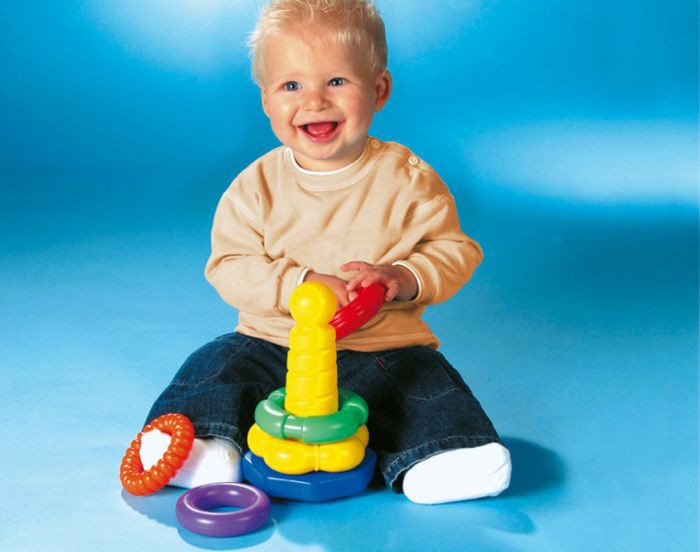 Как научить ребенка собирать пирамидку: во сколько малыш начинает складывать ее?