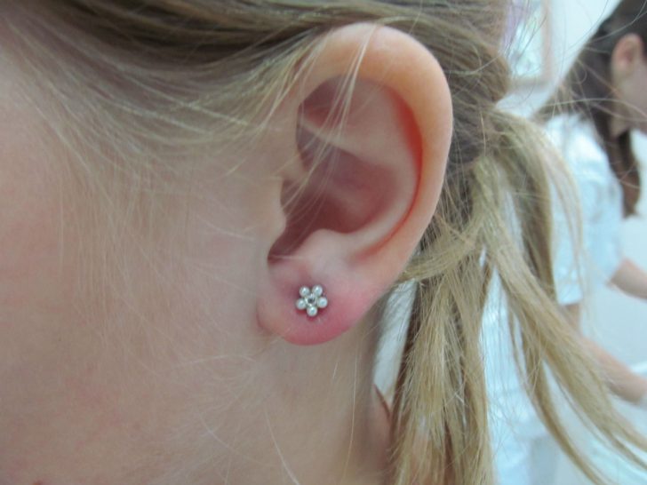 Как обрабатывать уши после прокола пистолетом ребенку, сколько времени они заживают?