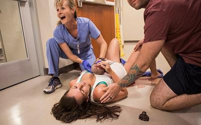 Как принять роды у женщины в экстренных условиях, что делать, если они начались дома?