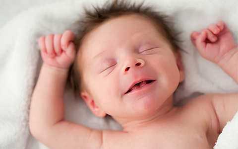 Когда новорожденный начинает улыбаться осознанно и смеяться в голос?