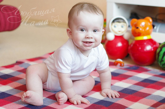 Когда ребенок начинает сидеть самостоятельно, во сколько месяцев малыш садится?