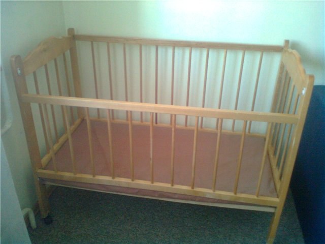 Краска для детской кроватки: как и чем покрасить деревянную кровать новорожденного?