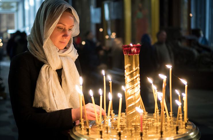 Можно ли ходить в церковь во время месячных: мнение православных священников
