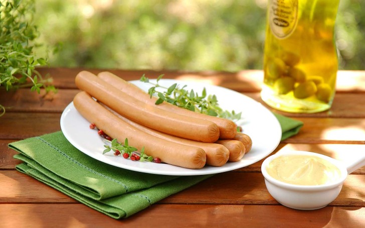 Можно ли сосиски при грудном вскармливании, колбасу и ветчину кормящей маме?