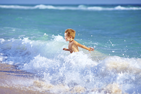 На море с годовалым ребенком: с какого возраста можно возить малыша на море, куда поехать?