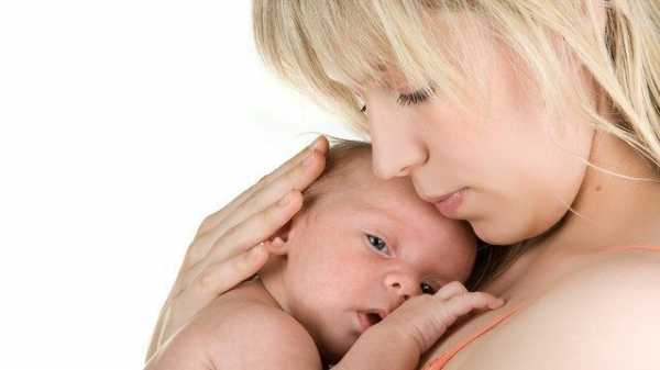 Новорожденный ребенок плачет после кормления, извивается, тужится: почему?