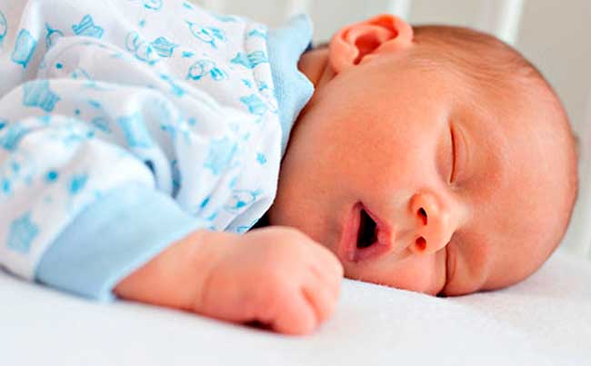 Новорожденный ребенок спит с открытым ртом: почему и что делать (Комаровский)