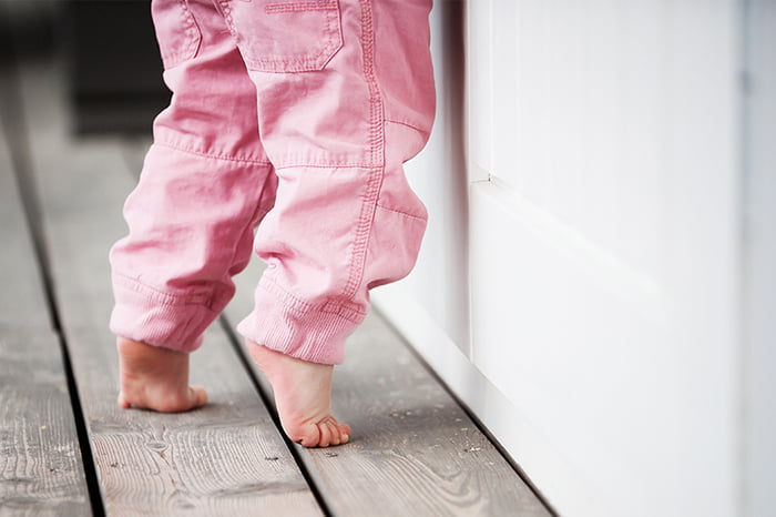 Почему ребенок ходит на цыпочках в 2-3 года (на носочках): Комаровский