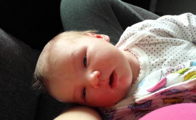 Почему ребенок спит с приоткрытыми глазами, что это значит: причины