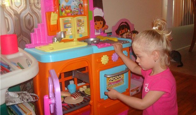 Подарок на 3 года девочке: что подарить ребенку на День рождения?