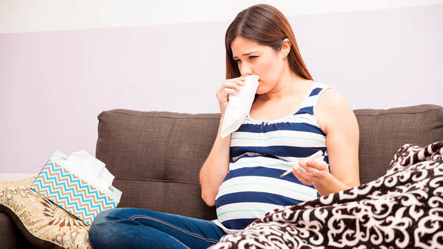 Простуда при беременности: чем лечить на разных сроках, опасно ли заболевание для ребенка?