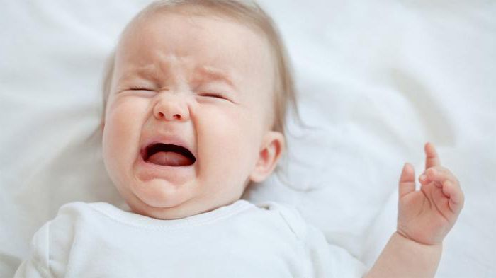 Ребенку больно писать: девочка и мальчик плачет перед мочеиспусканием