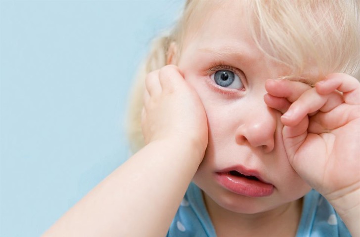 Ребенок чешет глаза и иногда нос: причины и способы решения проблемы