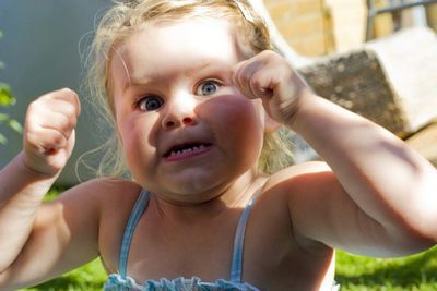 Ребенок дерется с родителями в 2-3 года: как отучить, что делать (Комаровский)