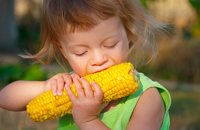 С какого возраста можно давать ребенку вареную кукурузу, чем она полезна?