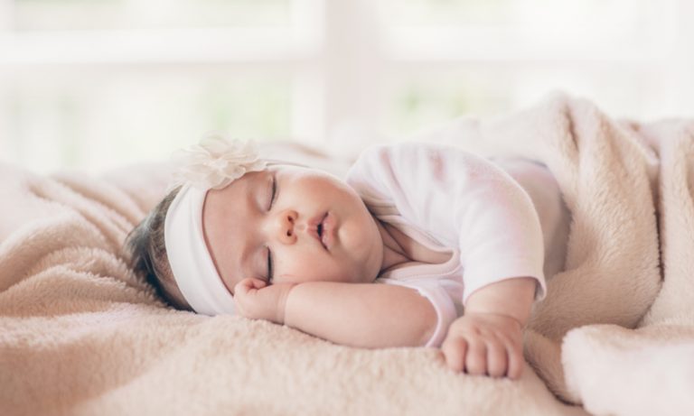 Сколько должен спать ребенок в 4-5 месяцев: нормы днем и ночью, плохой сон