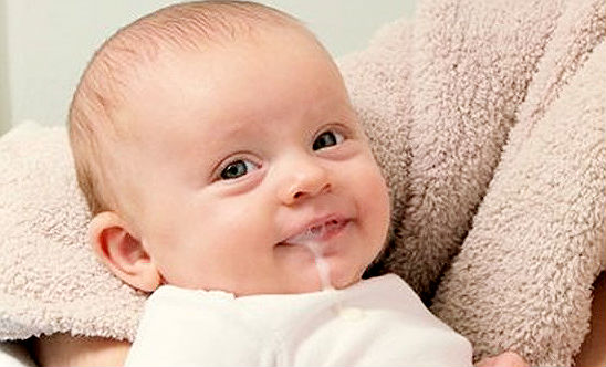 Срыгивание у новорожденных после кормления: причины, почему ребенок срыгивает