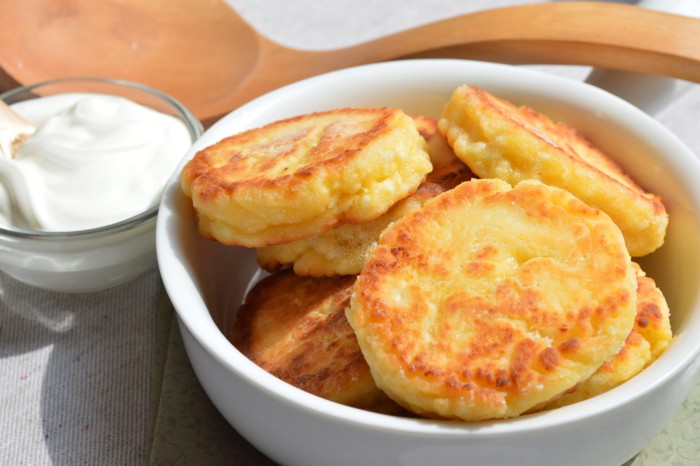 Сырники для детей 1 года из творога: рецепты в духовке, на пару, в мультиварке