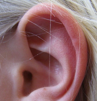 У ребенка опухло ухо и покраснело снаружи, ушная раковина горячая: причины и лечение