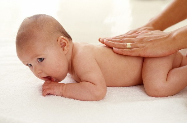 Утренний туалет новорожденного: как умывать, чем обрабатывать складочки (алгоритм)