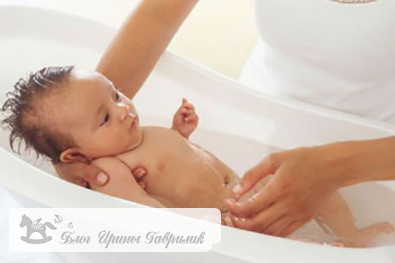 В каких травах купать новорожденного: хвойный экстракт, лавровый лист, чистотел