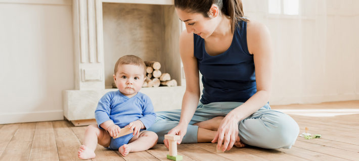 Во сколько месяцев можно сажать мальчиков (присаживать на попу и на руках)?