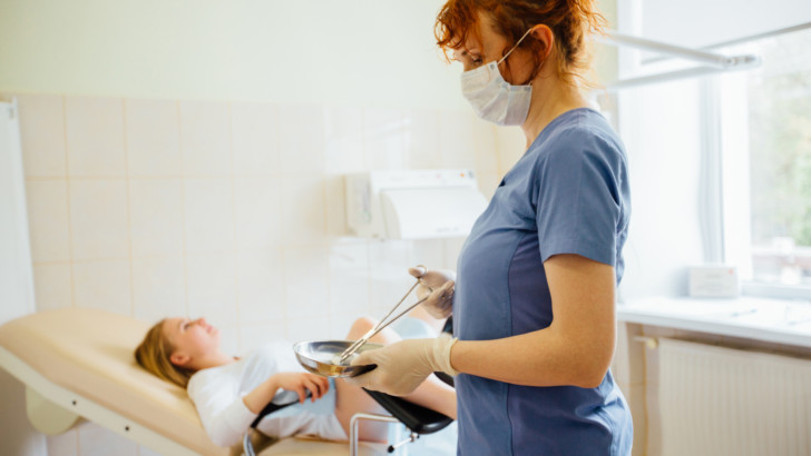 Выскабливание полости матки, диагностическая и лечебная чистка в гинекологии: что это, как делают?