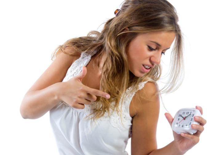 Задержка месячных, тест отрицательный, тянет низ живота и поясницу: что это значит?