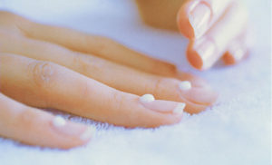 10 секретов стойкого маникюра