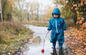 Преимущества детских резиновых полукомбинезонов