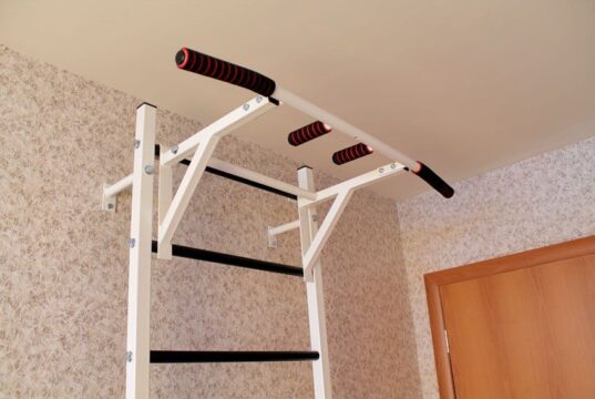 Критерии выбора настенных турников для дома