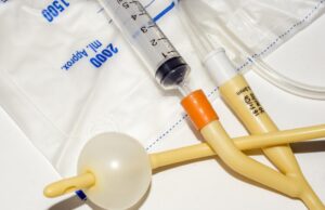 Первое что нужно делать если катетер фолея забивается