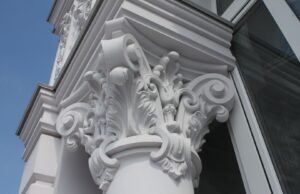 Декорирование фасадов зданий лепниной из гипса