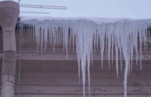 Снег в Петербурге сменил лед: горожан атаковали сосульки