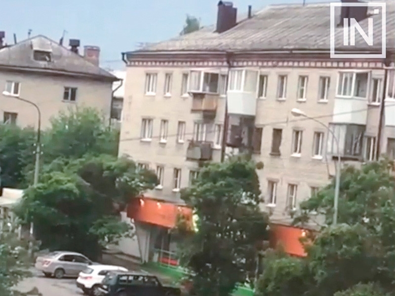 В Екатеринбурге мужчина открыл стрельбу с балкона, ранены девочка и сотрудник Росгвардии (ВИДЕО)