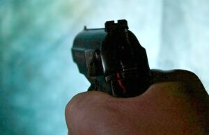 В Новосибирске скончался молодой человек, которому выстрелил в голову инспектор ДПС