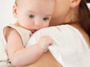 Срыгивания фонтаном у детей после смеси: причины