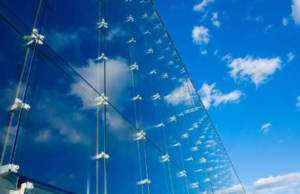 Спайдерная система остекления фасадов: современное решение для архитектурной эстетики и надежности