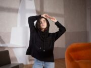 Трендовые женские черные худи: универсальность, стиль и сочетание