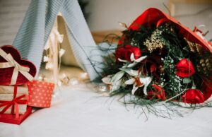 Букеты на Новый Год: праздничное украшение интерьера и символика зимних композиций