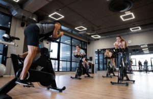 Здоровье и энергия: Как фитнес-клубы способствуют регулярным физическим упражнениям