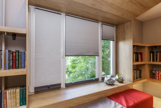 Эффективные решения для защиты окон: от штор плиссе до москитных сеток