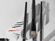 Материалы для бровей: от гелей до восков — всё, что нужно знать